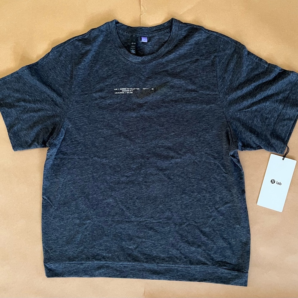 Lululemon Lab Men’s graphic t Shirt size Small NWT grey Cosmos